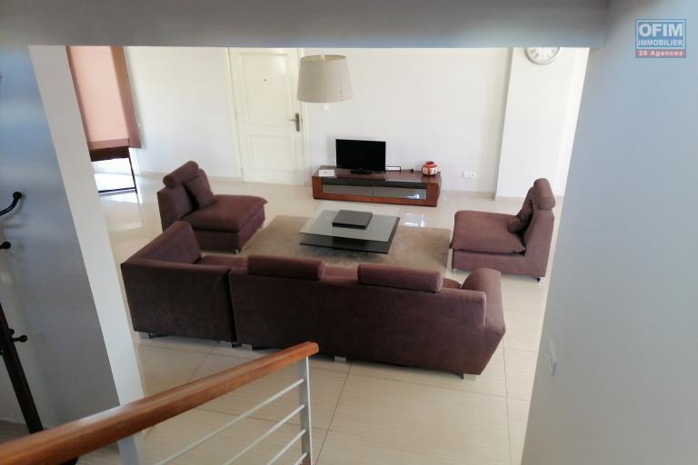 A louer un duplex de haut standing de type T5 dans une r&eacute;sidence bien s&eacute;curis&eacute;e dans le centre ville situ&eacute; au cit&eacute; planton. Contact Mr Jacky 034 02 443 04