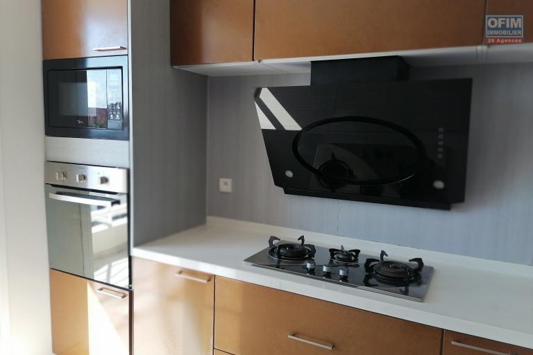 A louer un duplex de haut standing de type T5 dans une r&eacute;sidence bien s&eacute;curis&eacute;e dans le centre ville situ&eacute; au cit&eacute; planton. Contact Mr Jacky 034 02 443 04