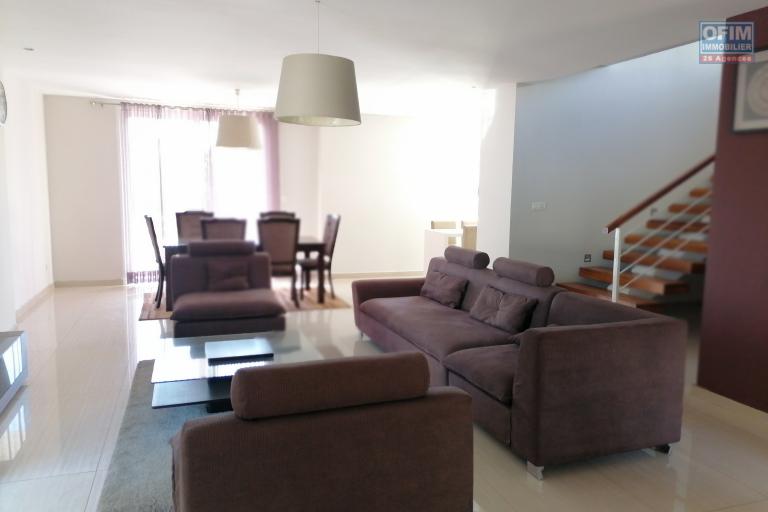 A louer un duplex de haut standing de type T5 dans une r&eacute;sidence bien s&eacute;curis&eacute;e dans le centre ville situ&eacute; au cit&eacute; planton. Contact Mr Jacky 034 02 443 04