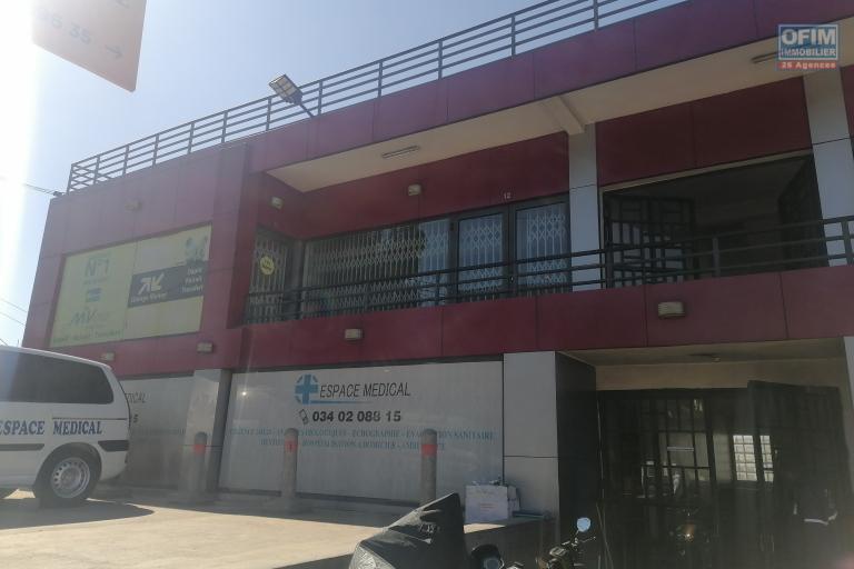 A louer un local de 42 M2 (N°15) à l'étage d'un immeuble de standing au bord de route à Ambohibao