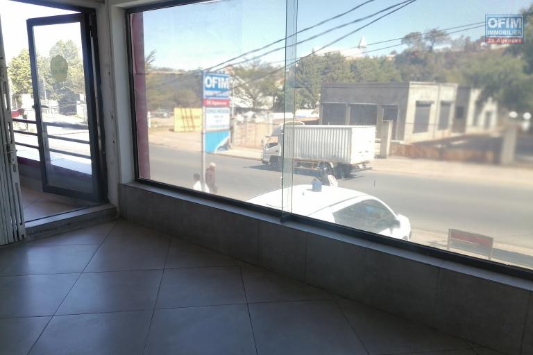 A louer un local de 42 M2 (N°15) à l'étage d'un immeuble de standing au bord de route à Ambohibao