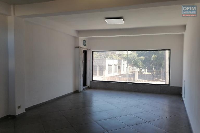 A louer un local de 42 M2 (N°15) à l'étage d'un immeuble de standing au bord de route à Ambohibao