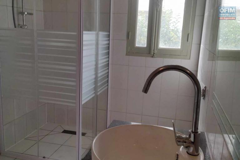OFIM Immobilier loue une villa à étage F4 sur Analamahitsy dans un quartier calme à 5min du Lycée Ambatobe et 5min d'Ankorondrano. DISPONIBLE