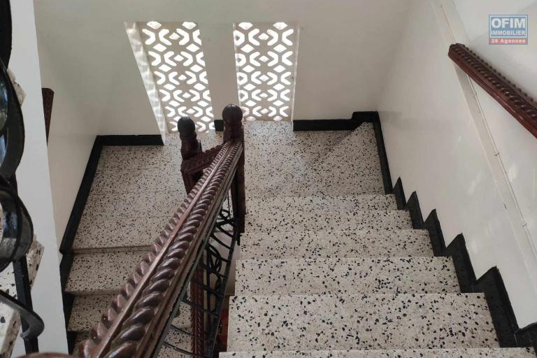 OFIM Immobilier offre en location un bureau de 100m2 environ sur Andavamamba Ampefiloha dans une zone sécurisée 24/24 et un grand parking.NON DISPONIBLE