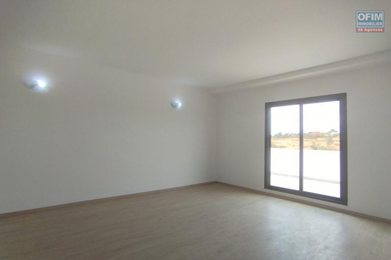 PRIX EN BAISSE!!!Belle villa neuve d'architecture moderne F6 sur 1250 m2 de terrain sur  Ilafy Andranovelona - Antananarivo