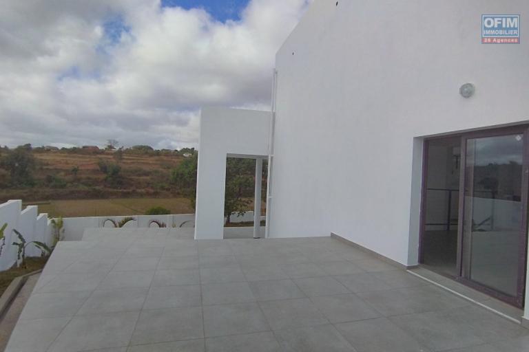 PRIX EN BAISSE!!!Belle villa neuve d'architecture moderne F6 sur 1250 m2 de terrain sur  Ilafy Andranovelona - Antananarivo