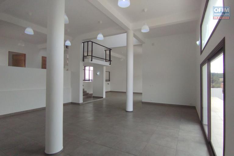 PRIX EN BAISSE!!!Belle villa neuve d'architecture moderne F6 sur 1250 m2 de terrain sur  Ilafy Andranovelona - Antananarivo
