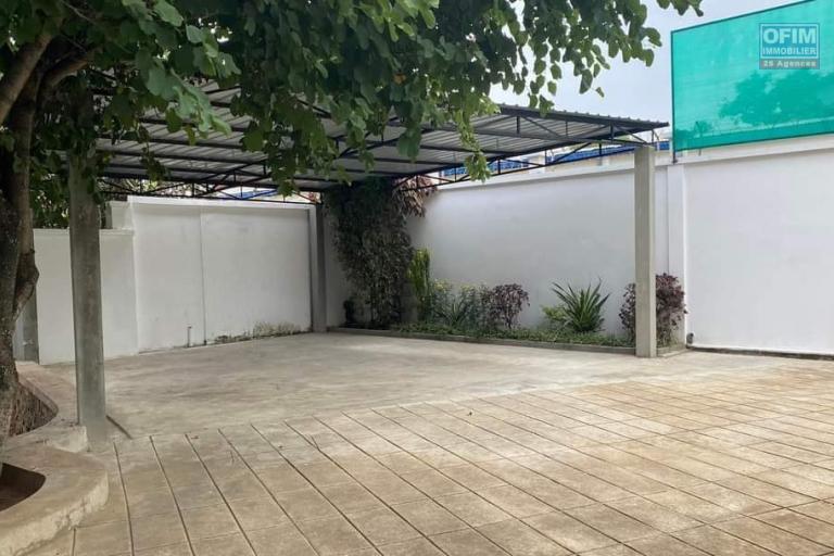 Belle villa haut standing F5 à étage, quartier calme, cadre arboré à Malaza Andoharanofotsy-Antananarivo