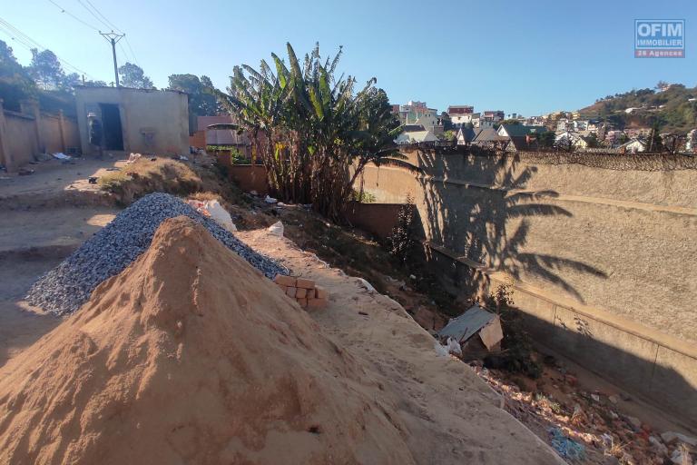Vente d'un terrain entièrement clôturé d'une superficie de 588m2 en bord de la route principale à Ambatoroka
