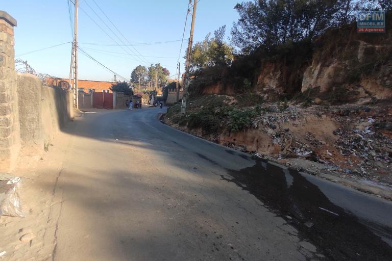 Vente d'un terrain entièrement clôturé d'une superficie de 588m2 en bord de la route principale à Ambatoroka