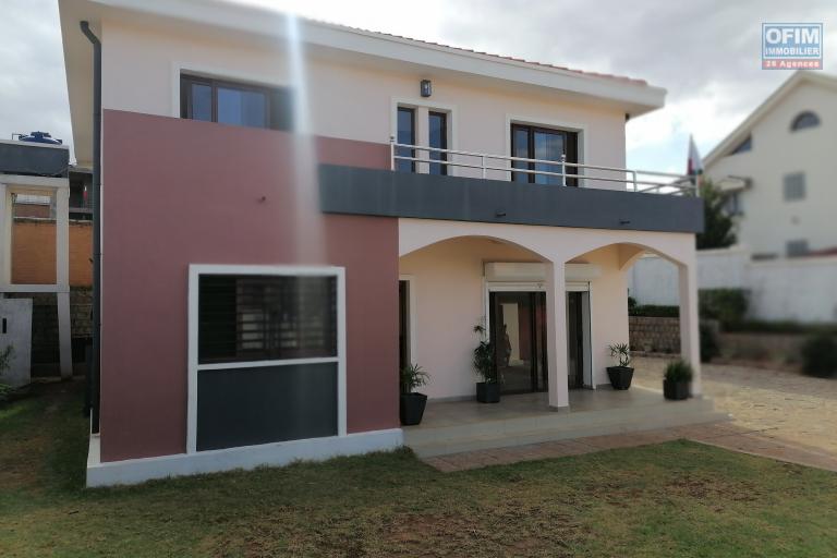 À louer une villa neuve à étage de type F5 idéal pour les personnes qui aiment le calme et l'air pure avec vue dégagée sur des montagnes sise à Iavoloha Ambohijanaka. NON DISPONIBLE