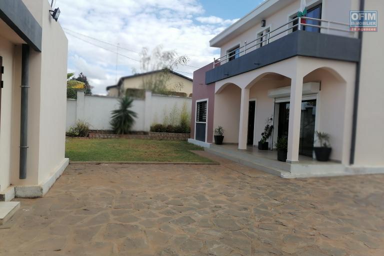 À louer une villa neuve à étage de type F5 idéal pour les personnes qui aiment le calme et l'air pure avec vue dégagée sur des montagnes sise à Iavoloha Ambohijanaka. NON DISPONIBLE