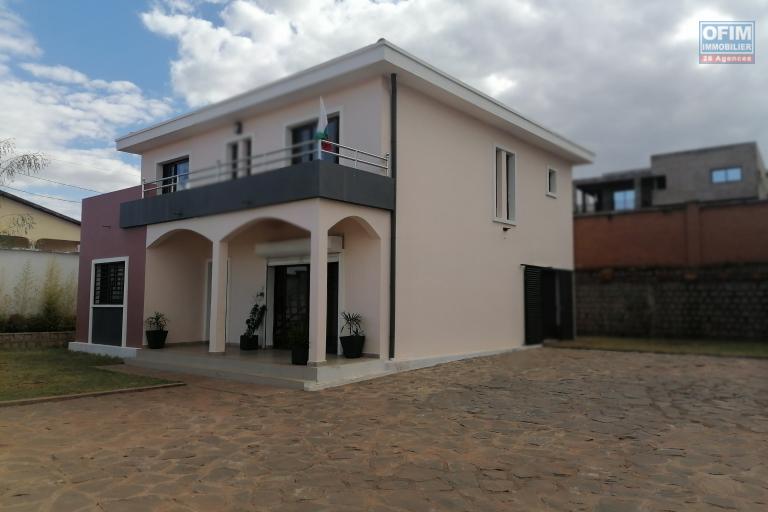 À louer une villa neuve à étage de type F5 idéal pour les personnes qui aiment le calme et l'air pure avec vue dégagée sur des montagnes sise à Iavoloha Ambohijanaka. NON DISPONIBLE