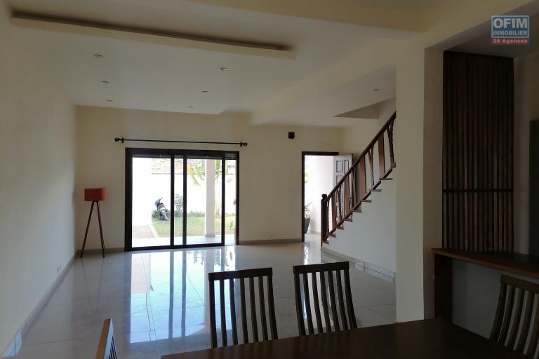 À louer une villa neuve à étage de type F5 idéal pour les personnes qui aiment le calme et l'air pure avec vue dégagée sur des montagnes sise à Iavoloha Ambohijanaka. NON DISPONIBLE
