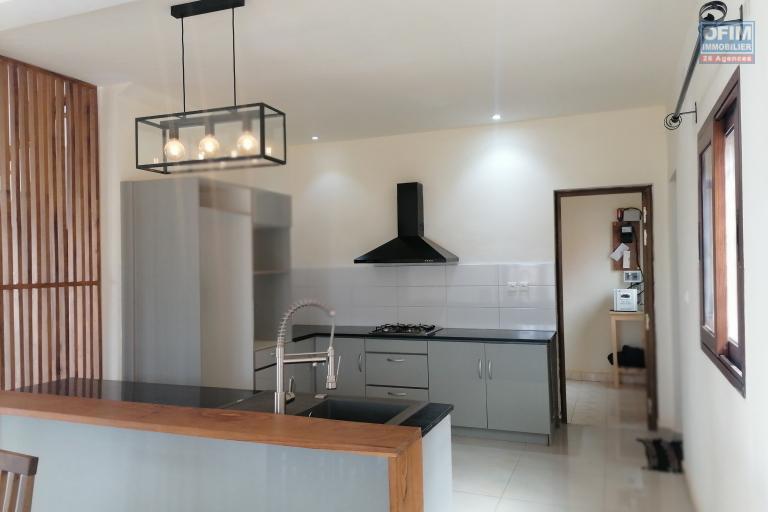 À louer une villa neuve à étage de type F5 idéal pour les personnes qui aiment le calme et l'air pure avec vue dégagée sur des montagnes sise à Iavoloha Ambohijanaka. NON DISPONIBLE