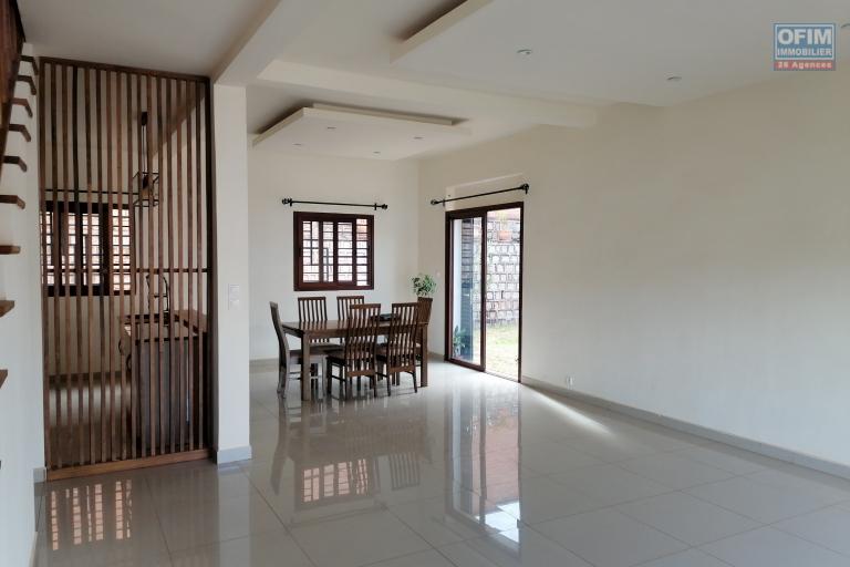 À louer une villa neuve à étage de type F5 idéal pour les personnes qui aiment le calme et l'air pure avec vue dégagée sur des montagnes sise à Iavoloha Ambohijanaka. NON DISPONIBLE