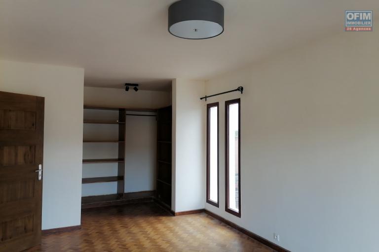 À louer une villa neuve à étage de type F5 idéal pour les personnes qui aiment le calme et l'air pure avec vue dégagée sur des montagnes sise à Iavoloha Ambohijanaka. NON DISPONIBLE