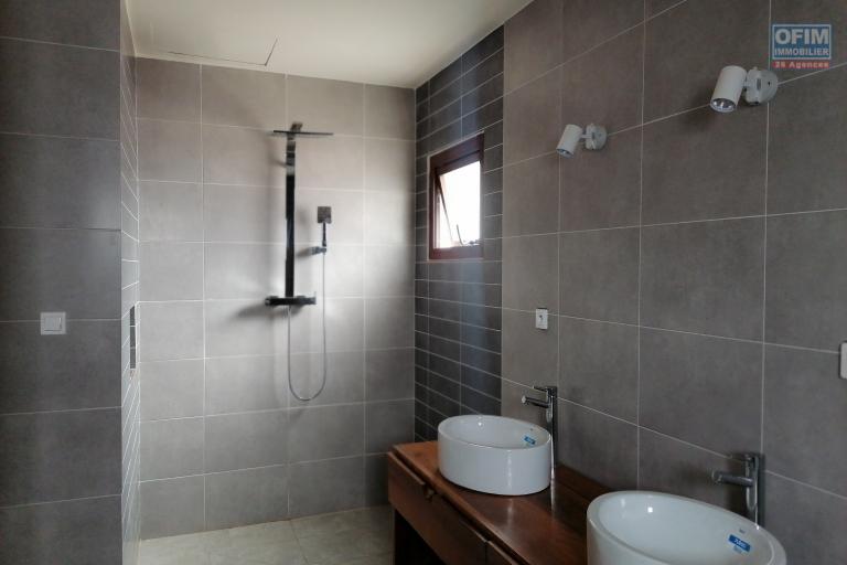 À louer une villa neuve à étage de type F5 idéal pour les personnes qui aiment le calme et l'air pure avec vue dégagée sur des montagnes sise à Iavoloha Ambohijanaka. NON DISPONIBLE