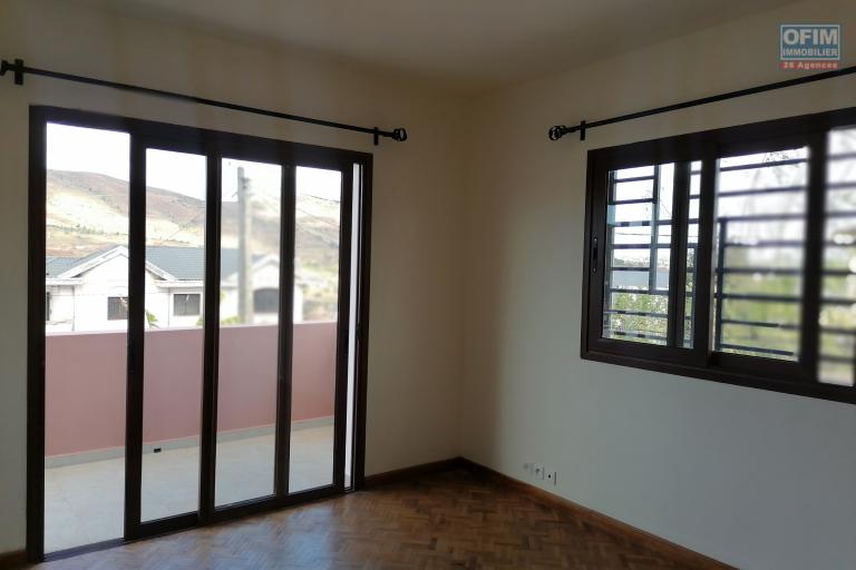 À louer une villa neuve à étage de type F5 idéal pour les personnes qui aiment le calme et l'air pure avec vue dégagée sur des montagnes sise à Iavoloha Ambohijanaka. NON DISPONIBLE