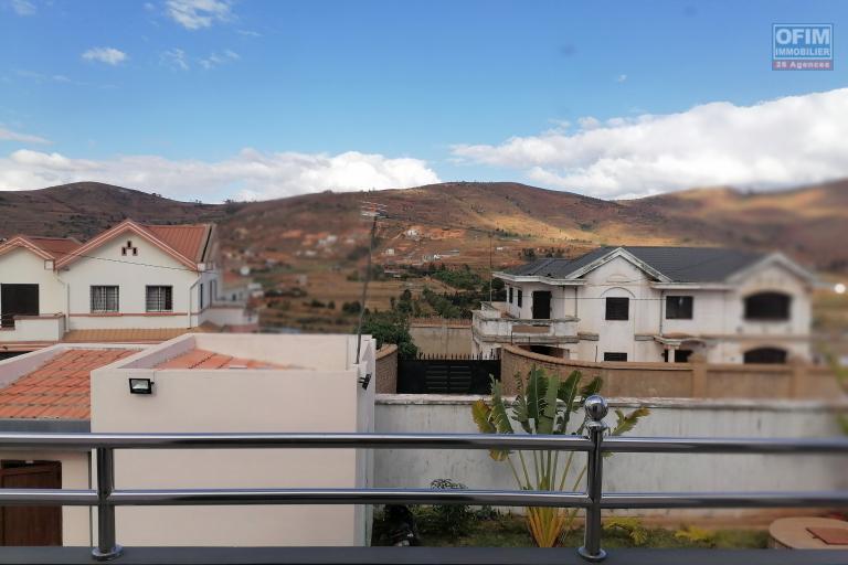 À louer une villa neuve à étage de type F5 idéal pour les personnes qui aiment le calme et l'air pure avec vue dégagée sur des montagnes sise à Iavoloha Ambohijanaka. NON DISPONIBLE