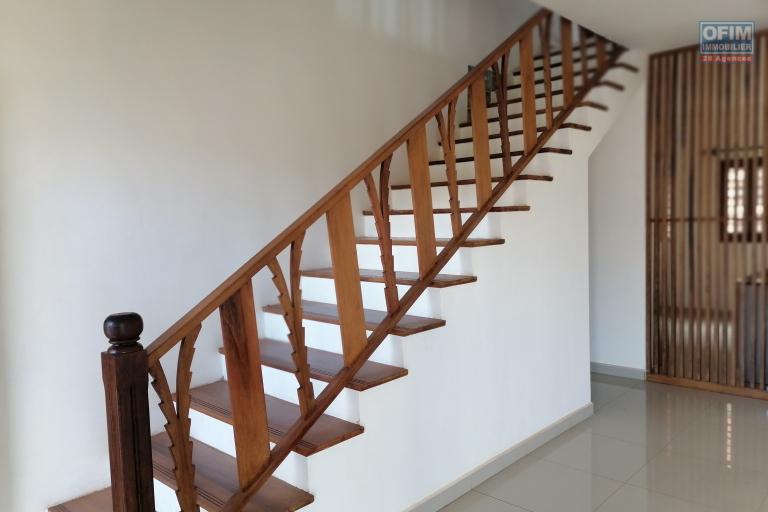 À louer une villa neuve à étage de type F5 idéal pour les personnes qui aiment le calme et l'air pure avec vue dégagée sur des montagnes sise à Iavoloha Ambohijanaka. NON DISPONIBLE
