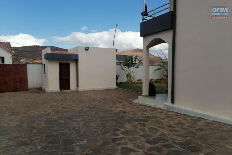 À louer une villa neuve à étage de type F5 idéal pour les personnes qui aiment le calme et l'air pure avec vue dégagée sur des montagnes sise à Iavoloha Ambohijanaka. NON DISPONIBLE
