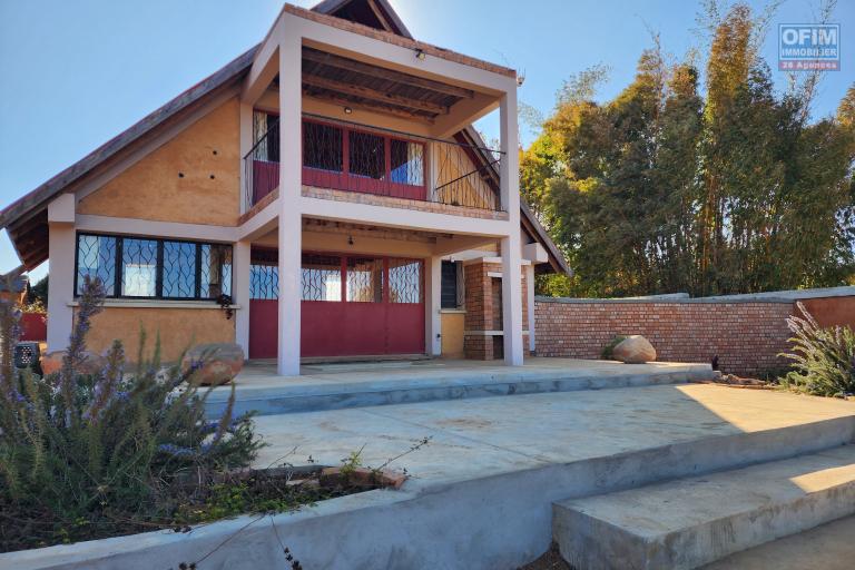 Maison à étage écologique de type F2 avec mezzanine bord du lac à louer courte ou longue durée, dans un endroit calme avec vue imprenable à quelques kilomètres de l'aéroport situé à Patrakala Ambatolampy Tsimahafotsy.