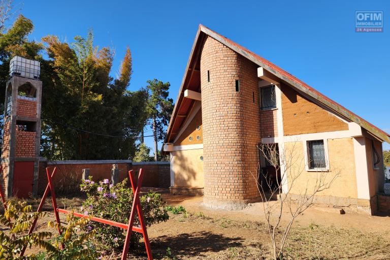 Maison à étage écologique de type F2 avec mezzanine bord du lac à louer courte ou longue durée, dans un endroit calme avec vue imprenable à quelques kilomètres de l'aéroport situé à Patrakala Ambatolampy Tsimahafotsy.