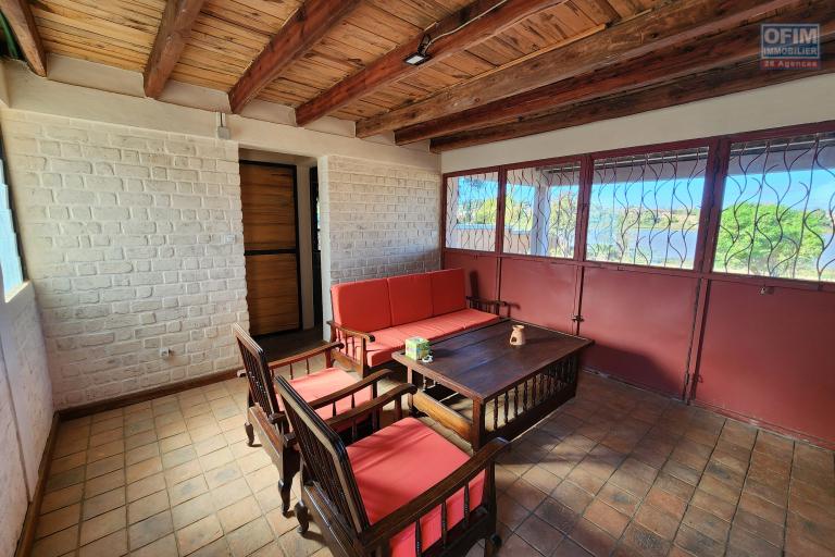 Maison à étage écologique de type F2 avec mezzanine bord du lac à louer courte ou longue durée, dans un endroit calme avec vue imprenable à quelques kilomètres de l'aéroport situé à Patrakala Ambatolampy Tsimahafotsy.