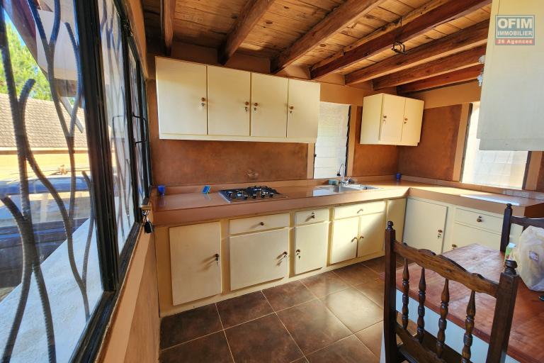 Maison à étage écologique de type F2 avec mezzanine bord du lac à louer courte ou longue durée, dans un endroit calme avec vue imprenable à quelques kilomètres de l'aéroport situé à Patrakala Ambatolampy Tsimahafotsy.