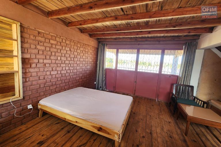 Maison à étage écologique de type F2 avec mezzanine bord du lac à louer courte ou longue durée, dans un endroit calme avec vue imprenable à quelques kilomètres de l'aéroport situé à Patrakala Ambatolampy Tsimahafotsy.