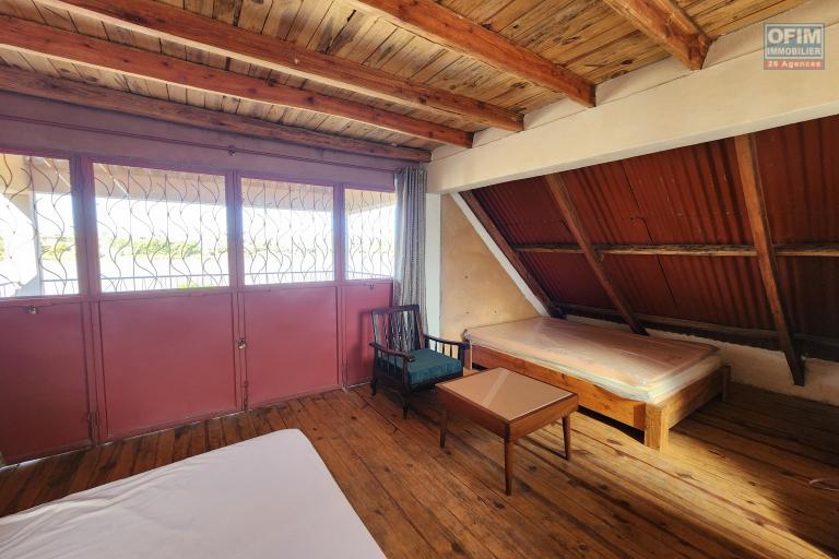 Maison à étage écologique de type F2 avec mezzanine bord du lac à louer courte ou longue durée, dans un endroit calme avec vue imprenable à quelques kilomètres de l'aéroport situé à Patrakala Ambatolampy Tsimahafotsy.
