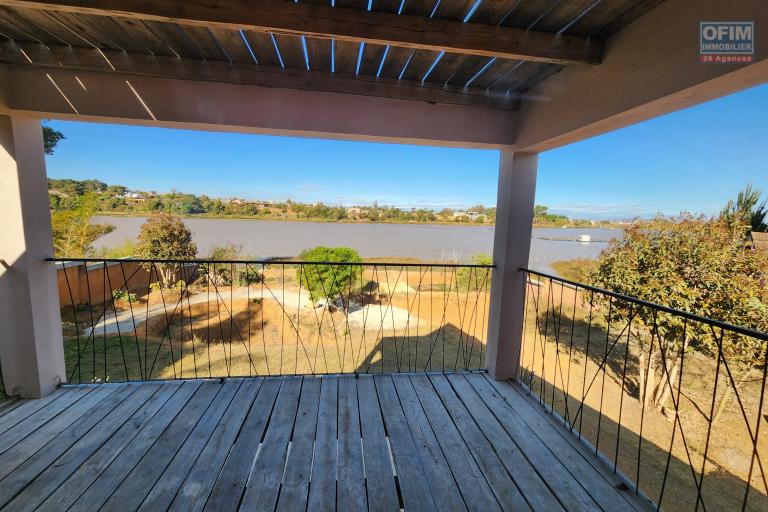 Maison à étage écologique de type F2 avec mezzanine bord du lac à louer courte ou longue durée, dans un endroit calme avec vue imprenable à quelques kilomètres de l'aéroport situé à Patrakala Ambatolampy Tsimahafotsy.