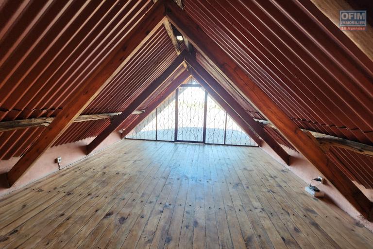 Maison à étage écologique de type F2 avec mezzanine bord du lac à louer courte ou longue durée, dans un endroit calme avec vue imprenable à quelques kilomètres de l'aéroport situé à Patrakala Ambatolampy Tsimahafotsy.