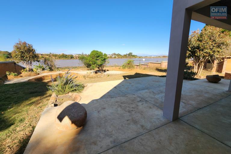 Maison à étage écologique de type F2 avec mezzanine bord du lac à louer courte ou longue durée, dans un endroit calme avec vue imprenable à quelques kilomètres de l'aéroport situé à Patrakala Ambatolampy Tsimahafotsy.
