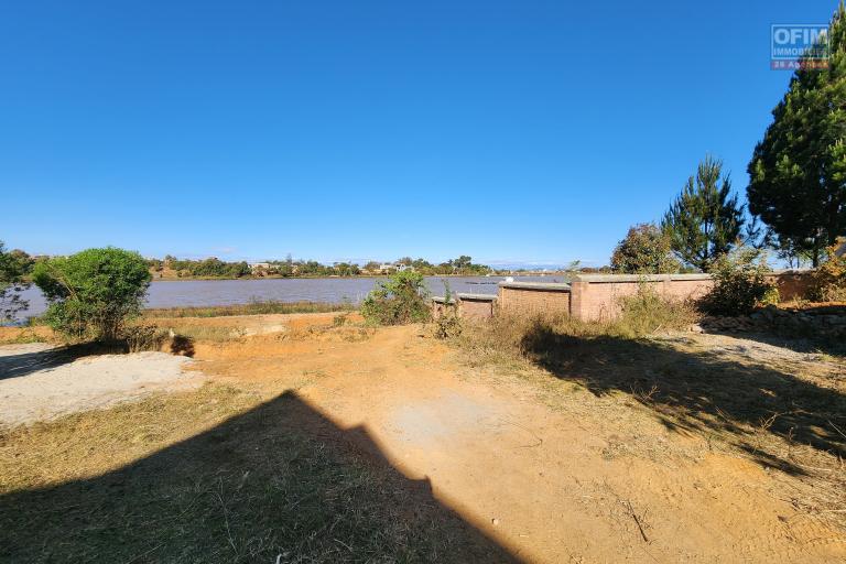 Maison à étage écologique de type F2 avec mezzanine bord du lac à louer courte ou longue durée, dans un endroit calme avec vue imprenable à quelques kilomètres de l'aéroport situé à Patrakala Ambatolampy Tsimahafotsy.