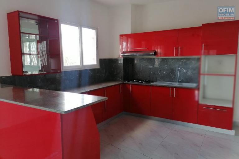 À louer un appartement neuf de type T3 dans un quartier calme, résidentiel et sécurisé de Ilaivola à proximité de toutes les commodités et non loin de l'aéroport international Ivato. (NON DISPONIBLE)