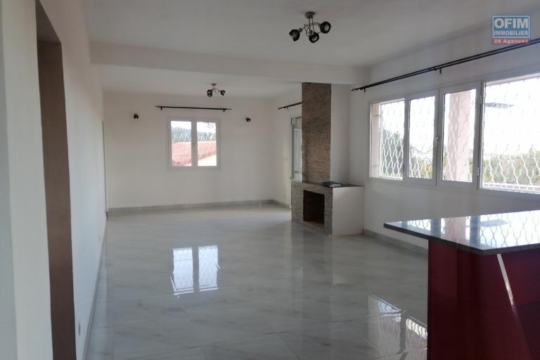 À louer un appartement neuf de type T3 dans un quartier calme, résidentiel et sécurisé de Ilaivola à proximité de toutes les commodités et non loin de l'aéroport international Ivato. (NON DISPONIBLE)