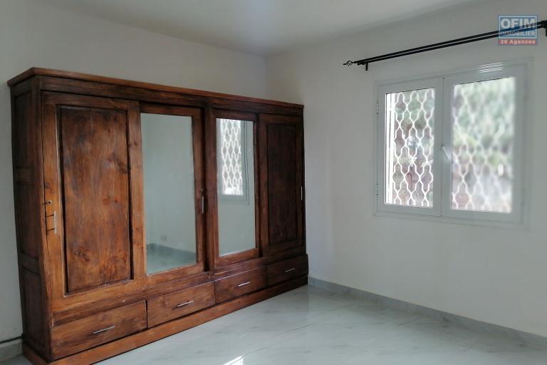 À louer un appartement neuf de type T3 dans un quartier calme, résidentiel et sécurisé de Ilaivola à proximité de toutes les commodités et non loin de l'aéroport international Ivato. (NON DISPONIBLE)