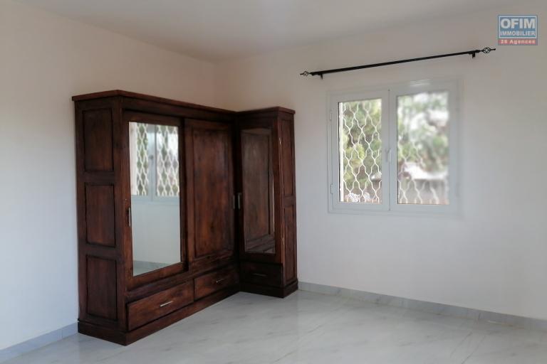 À louer un appartement neuf de type T3 dans un quartier calme, résidentiel et sécurisé de Ilaivola à proximité de toutes les commodités et non loin de l'aéroport international Ivato. (NON DISPONIBLE)