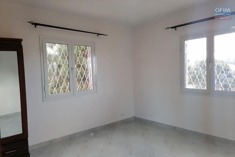 À louer un appartement neuf de type T3 dans un quartier calme, résidentiel et sécurisé de Ilaivola à proximité de toutes les commodités et non loin de l'aéroport international Ivato. (NON DISPONIBLE)