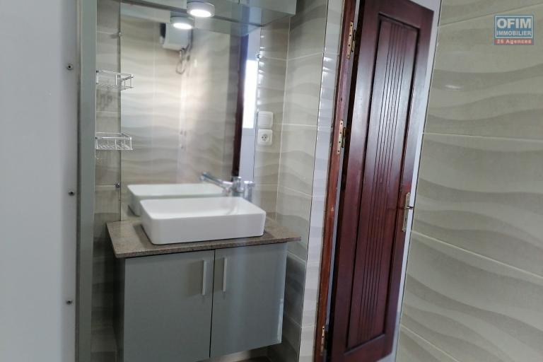 À louer un appartement neuf de type T3 dans un quartier calme, résidentiel et sécurisé de Ilaivola à proximité de toutes les commodités et non loin de l'aéroport international Ivato. (NON DISPONIBLE)