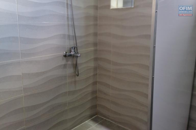 À louer un appartement neuf de type T3 dans un quartier calme, résidentiel et sécurisé de Ilaivola à proximité de toutes les commodités et non loin de l'aéroport international Ivato. (NON DISPONIBLE)