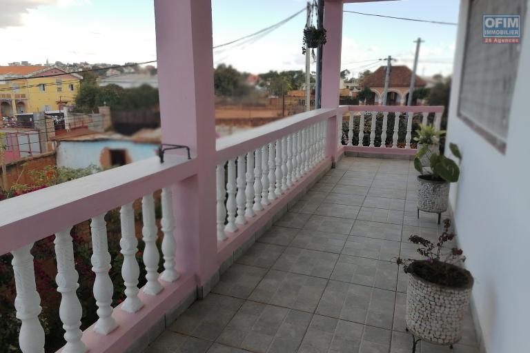 À louer un appartement neuf de type T3 dans un quartier calme, résidentiel et sécurisé de Ilaivola à proximité de toutes les commodités et non loin de l'aéroport international Ivato. (NON DISPONIBLE)