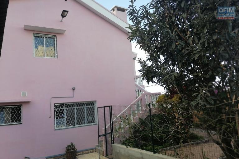 À louer un appartement neuf de type T3 dans un quartier calme, résidentiel et sécurisé de Ilaivola à proximité de toutes les commodités et non loin de l'aéroport international Ivato. (NON DISPONIBLE)