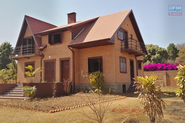 En location une villa à étage rénovée de type F5 dans un quartier calme et résidentiel non loin de l'école anglophone Vision Valley et à 10 minutes de l'aéroport sise à Talatamaty Ambonilaoka avec accès direct sur la nouvelle rocade d'Andranotapahina.