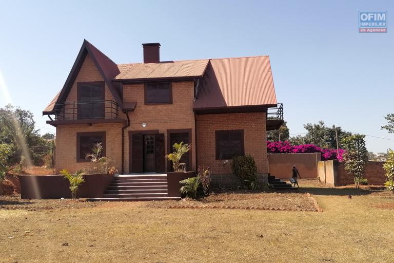 En location une villa &agrave; &eacute;tage r&eacute;nov&eacute;e de type F5 dans un quartier calme et r&eacute;sidentiel non loin de l'&eacute;cole anglophone Vision Valley et &agrave; 10 minutes de l'a&eacute;roport sise &agrave; Talatamaty avec acc&egrave;s direct sur la rocade d'Andranotapahina. NON DISPO