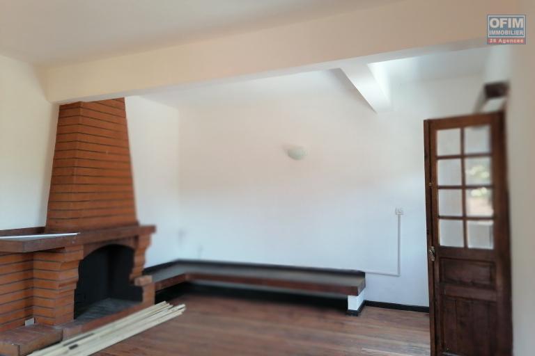 En location une villa &agrave; &eacute;tage r&eacute;nov&eacute;e de type F5 dans un quartier calme et r&eacute;sidentiel non loin de l'&eacute;cole anglophone Vision Valley et &agrave; 10 minutes de l'a&eacute;roport sise &agrave; Talatamaty avec acc&egrave;s direct sur la rocade d'Andranotapahina. NON DISPO