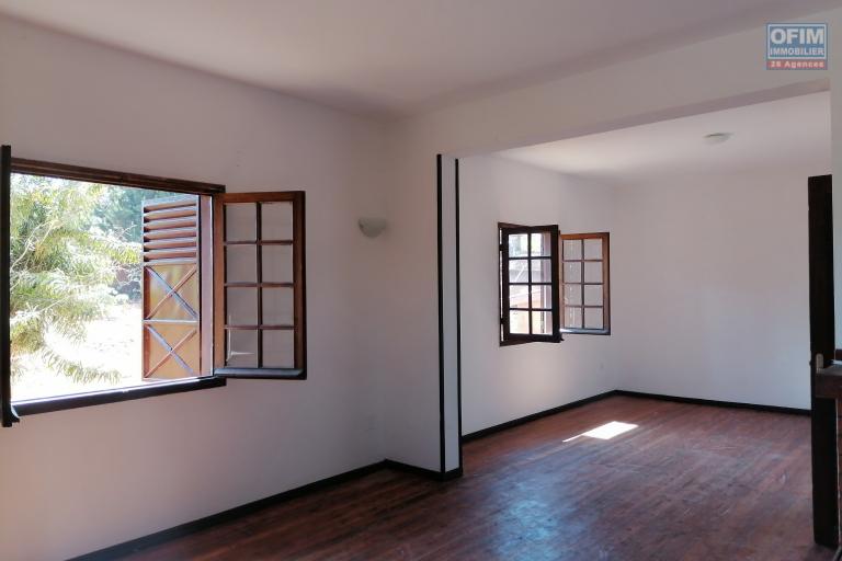 En location une villa &agrave; &eacute;tage r&eacute;nov&eacute;e de type F5 dans un quartier calme et r&eacute;sidentiel non loin de l'&eacute;cole anglophone Vision Valley et &agrave; 10 minutes de l'a&eacute;roport sise &agrave; Talatamaty avec acc&egrave;s direct sur la rocade d'Andranotapahina. NON DISPO