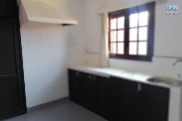 En location une villa &agrave; &eacute;tage r&eacute;nov&eacute;e de type F5 dans un quartier calme et r&eacute;sidentiel non loin de l'&eacute;cole anglophone Vision Valley et &agrave; 10 minutes de l'a&eacute;roport sise &agrave; Talatamaty avec acc&egrave;s direct sur la rocade d'Andranotapahina. NON DISPO